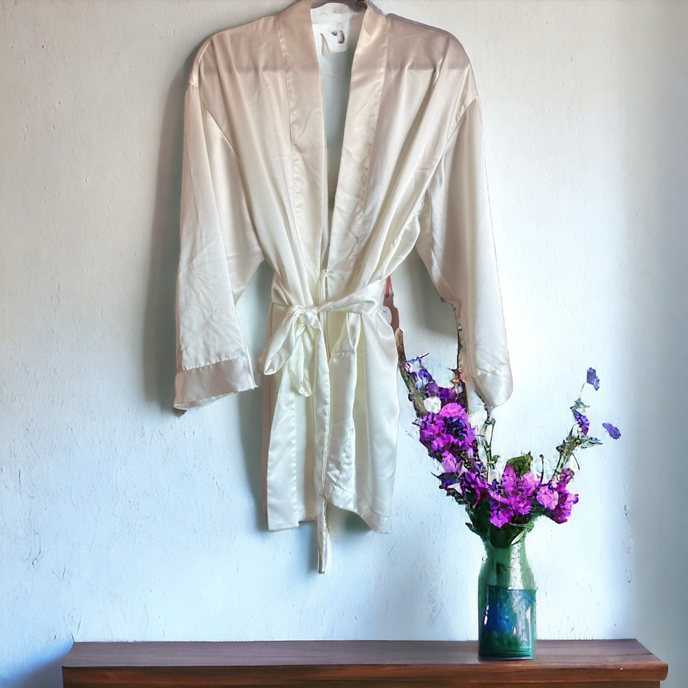 Victoria Secrets White Short Silky Robe , One Size